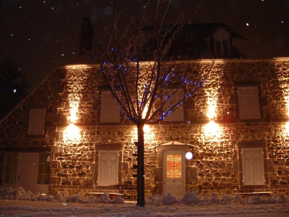 Maison D'Hotes La Nichee Rochefort-Montagne Exterior photo